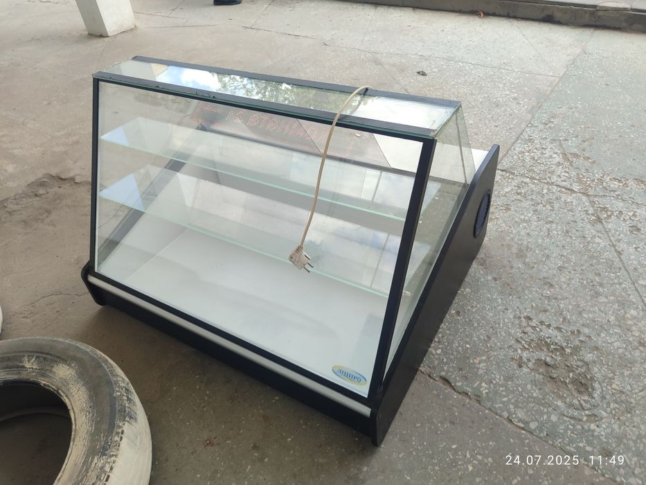 Продам настільну холодильну вітрину ширина 1 м