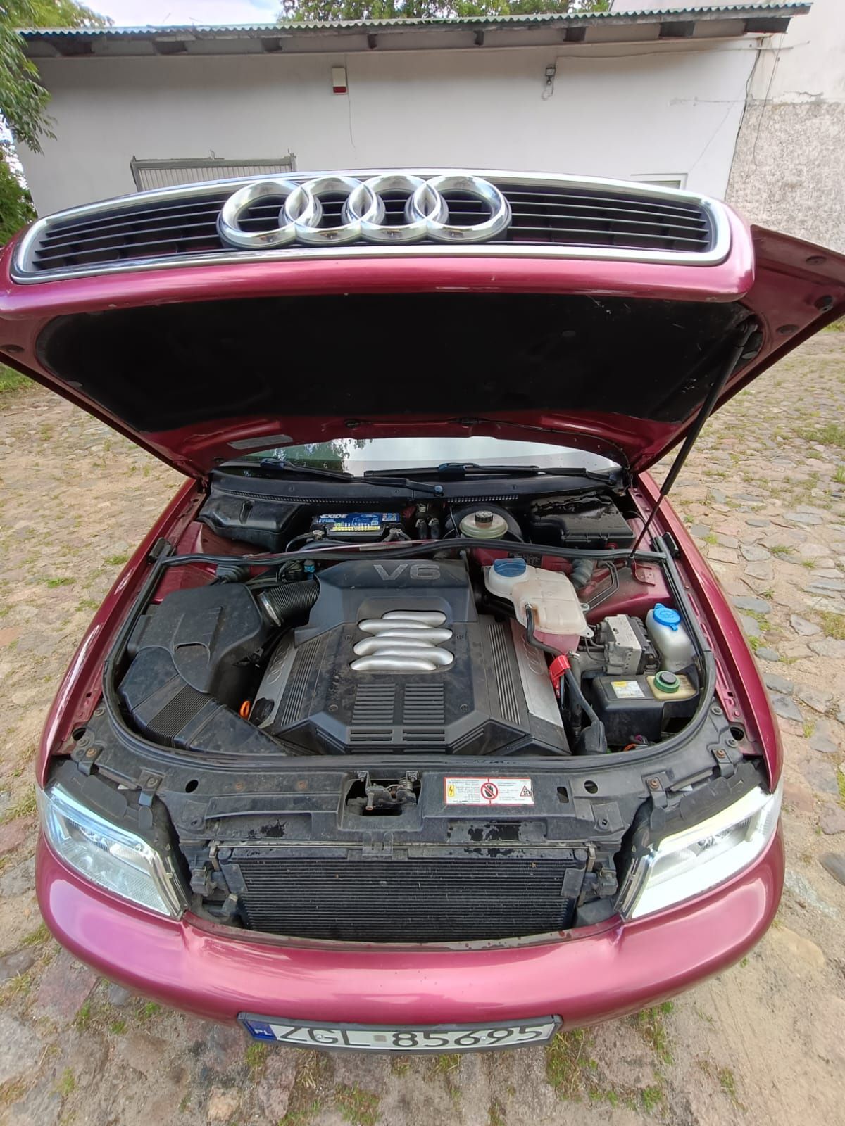 Audi A4 2.6V6, ocynk, stan kolekcjonerski, hak, klimatronik!!