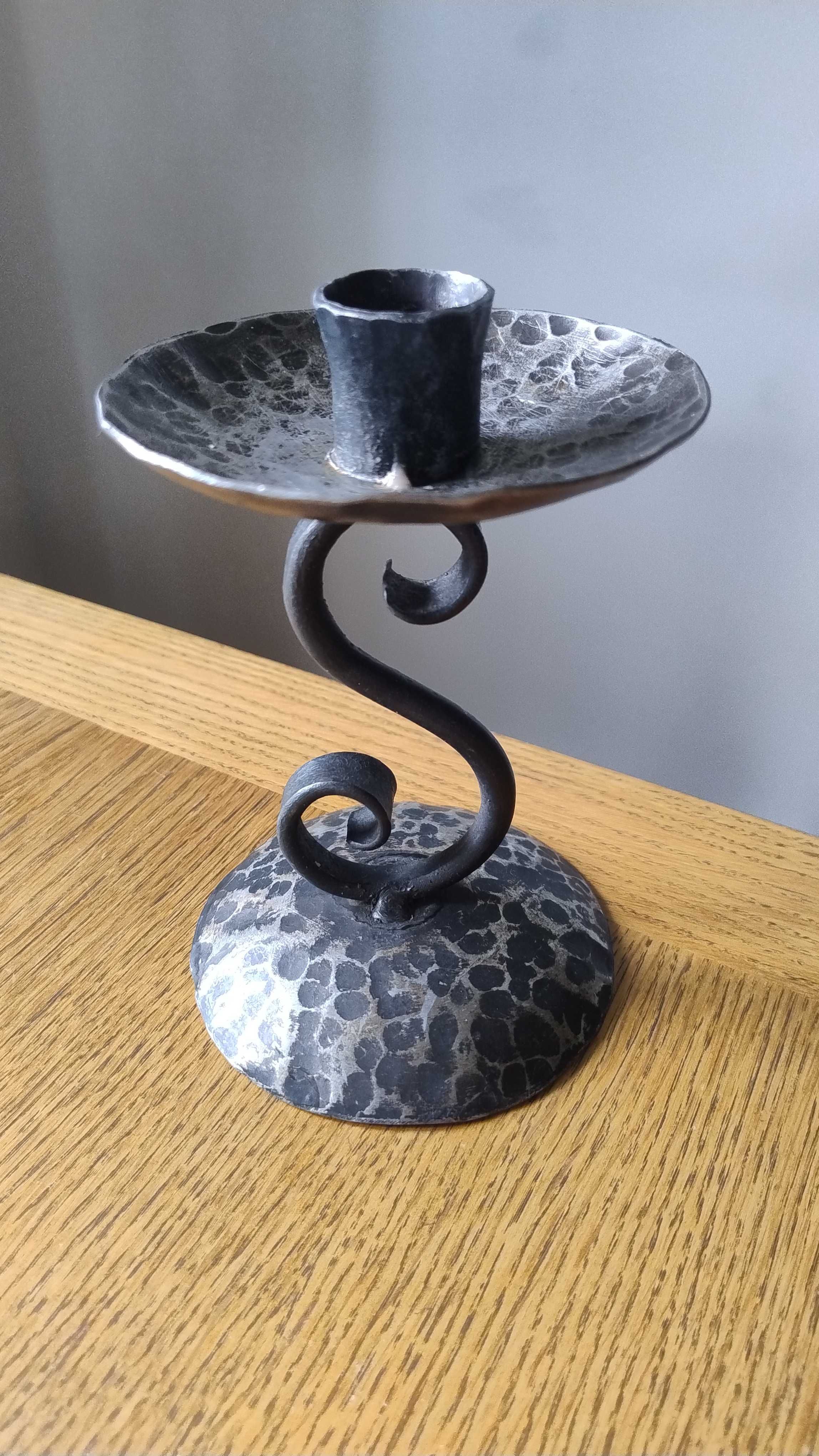 Ręcznie kuty żelazny świecznik / wys. 15 cm