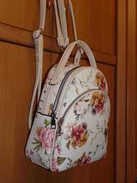 Stylowy plecak w kwiatowy deseń