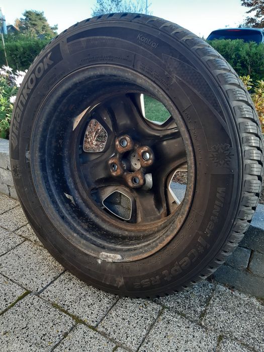 Tanio opony zimowe z kompletem felg i oryginalnych  kołpaków