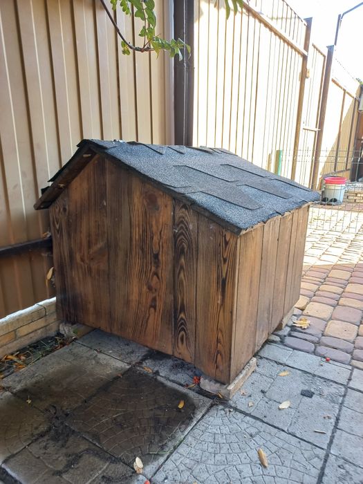 Собачья будка для средней собаки