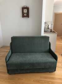 Rozkładana sofa i dywan