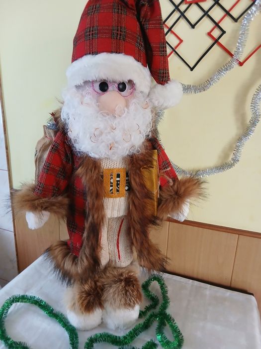 Большой дедушка мороз под елку