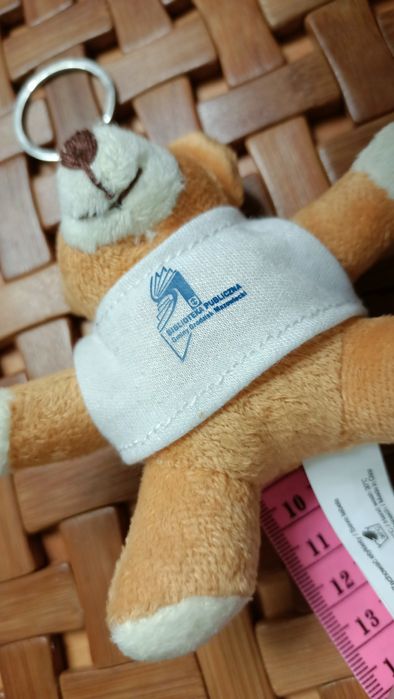 Miś breloczek zawieszka biblioteka publiczna gminy Grodzisk mazowiecki