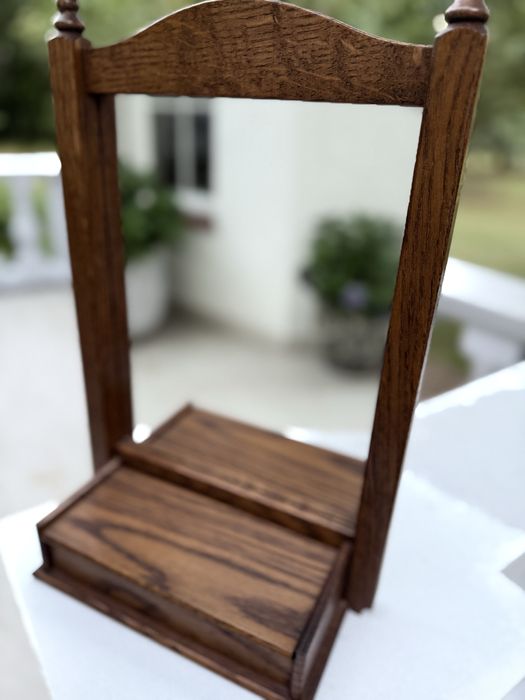 Toaletka z lustrem i pojemnikiem na kosmwtyki lub klucze