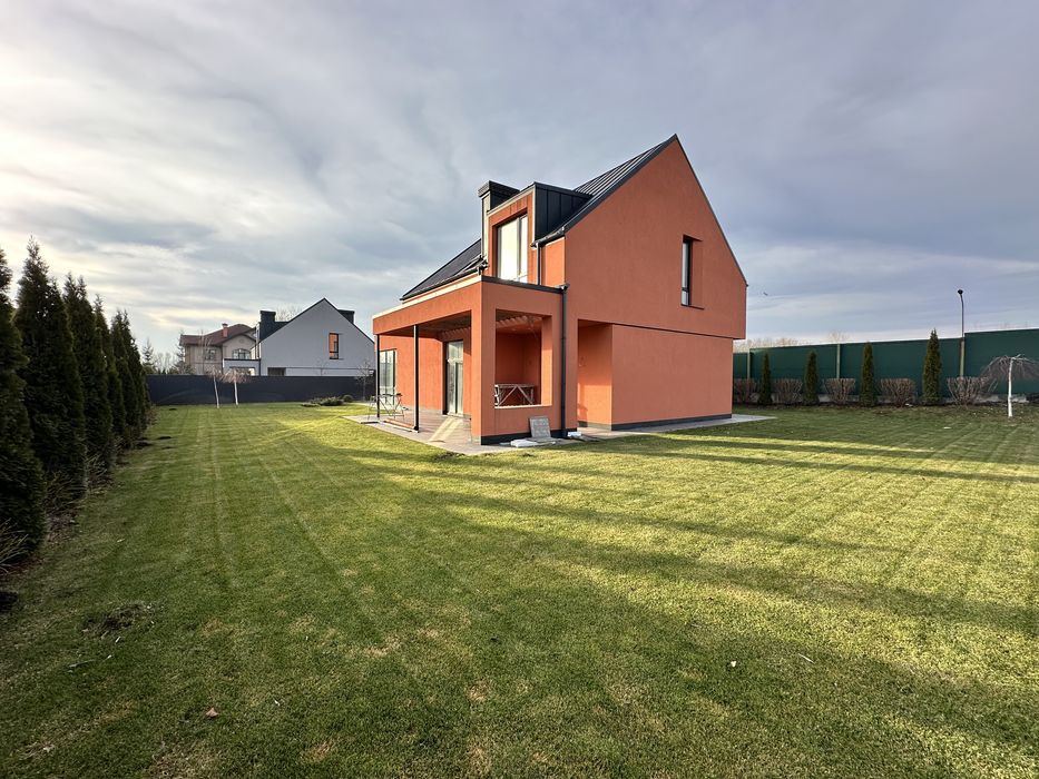 Будинок в закритому котеджному містечку з шикарним новим ремонтом