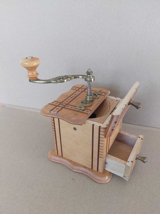 Stary młynek do kawy bardzo dobry stan zachowania.