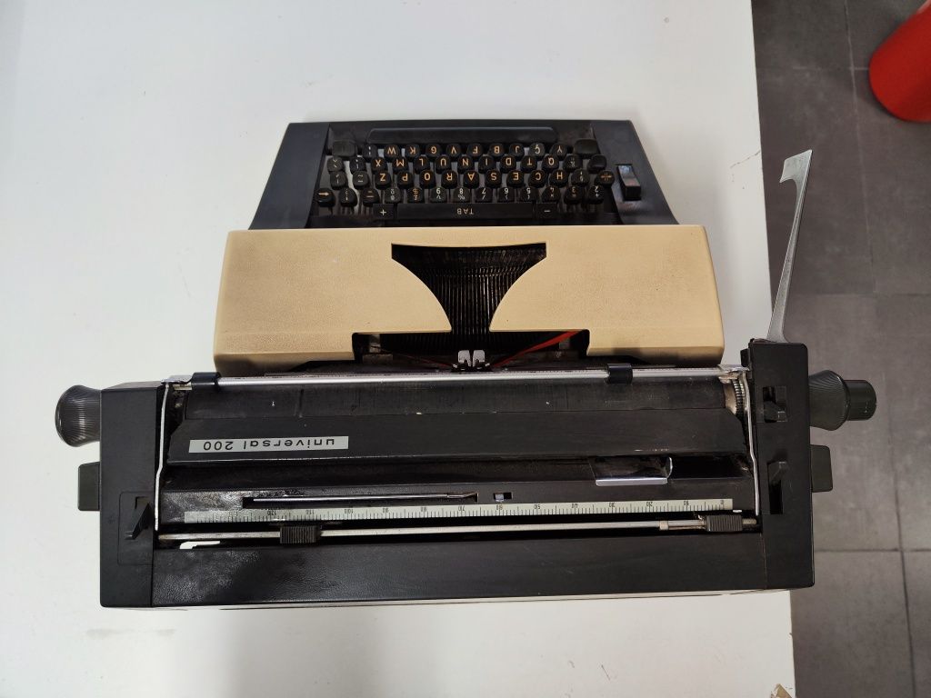 Máquina escrever Adler Universal 200