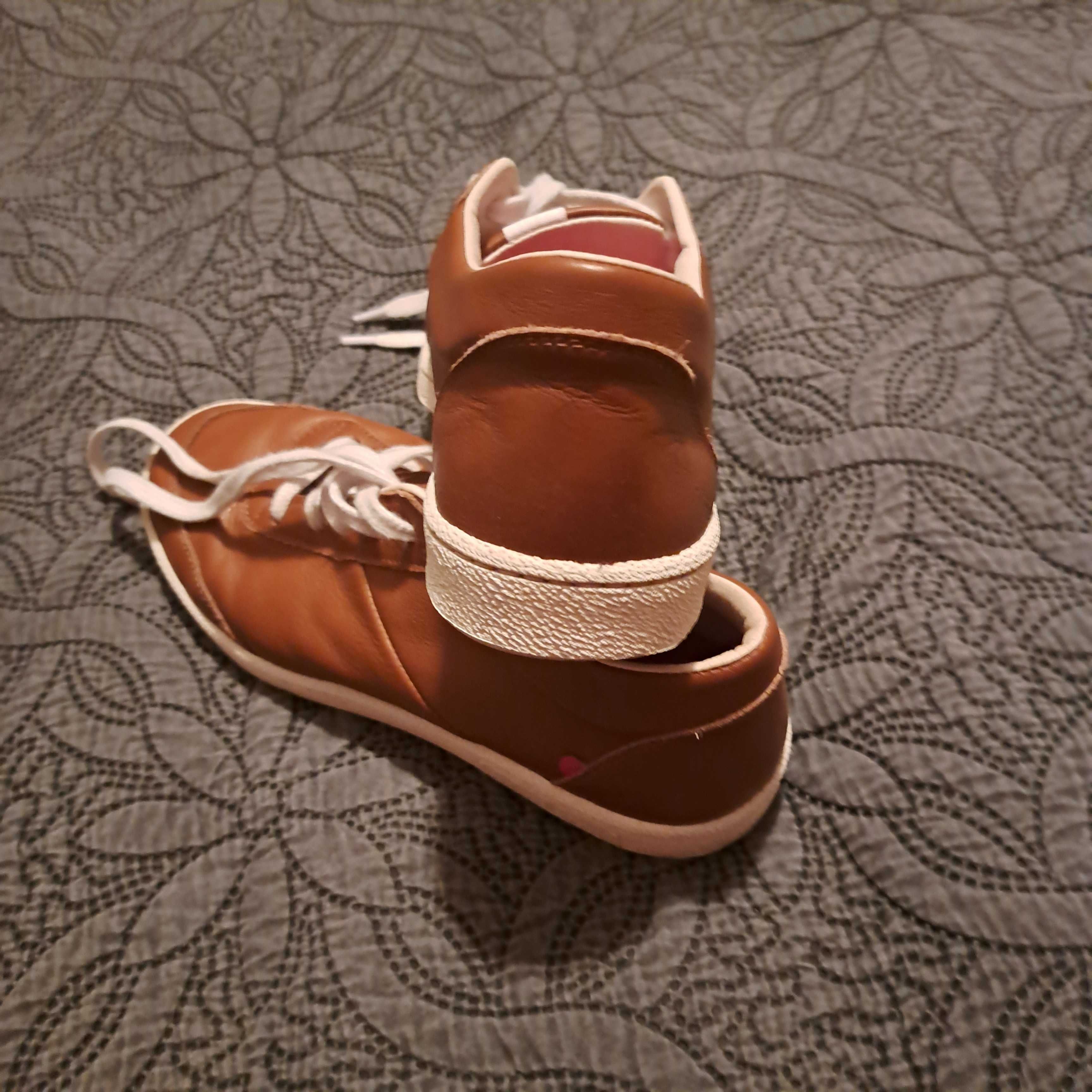 Skórzane karmelowe sneakersy firmy 1083 r. 40