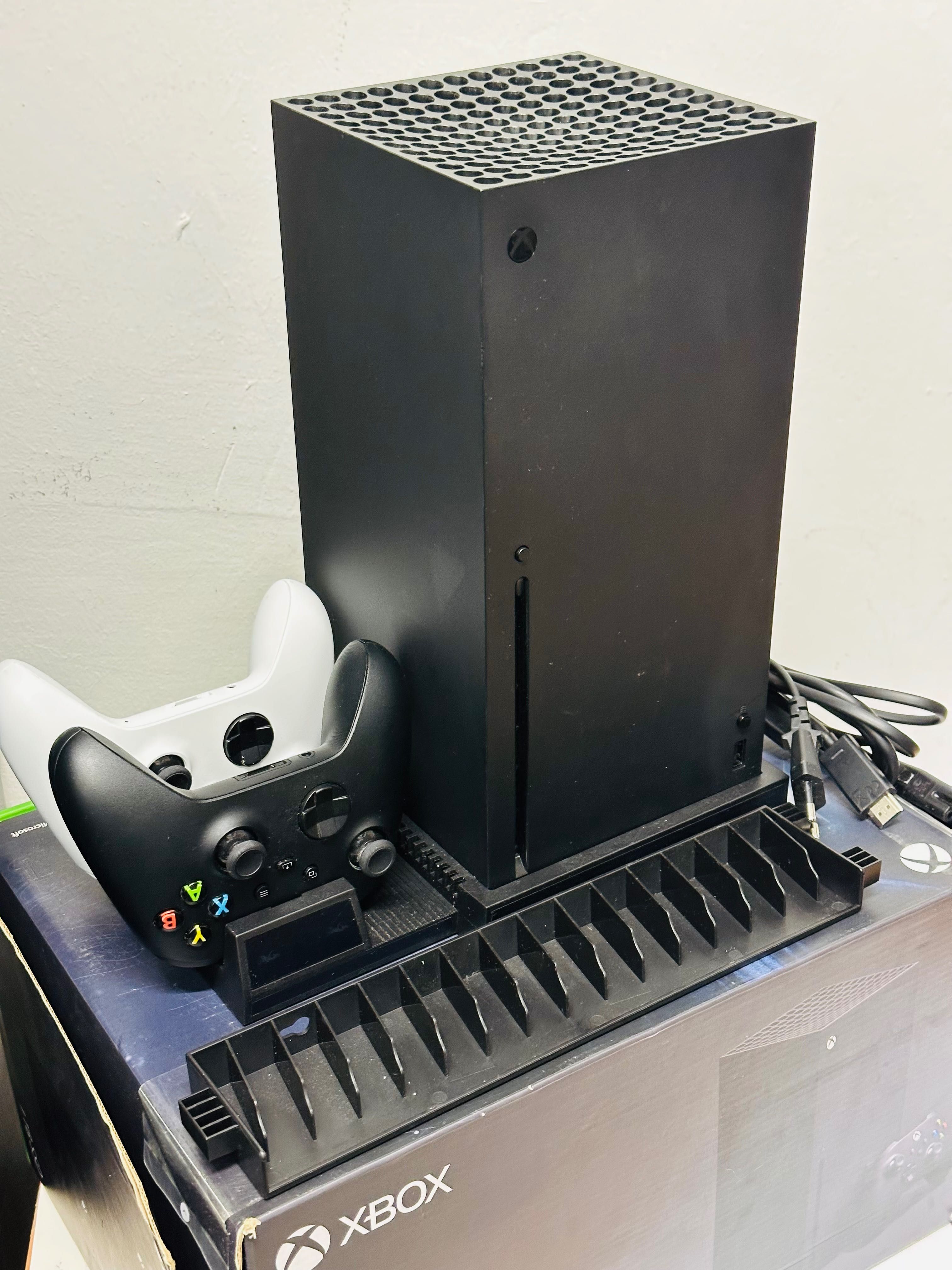 Konsola X Box Series X 1TB + 2 pady + stacja dokująca Stan idealny!