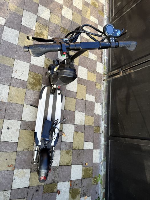 Самокат електричнийв гарному стані JX 168