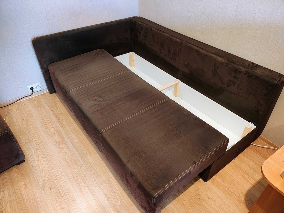 Kanapa rozkładana narożnik z pufą brązowa