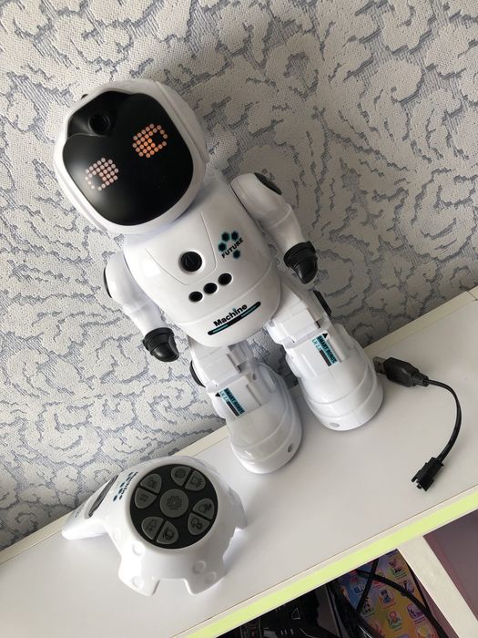 Робот на радіокеруванні з ефектами та керуванням жестами до