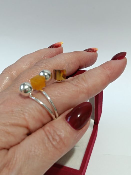 Srebrny pierścionek kulki kwadraty z bursztynem roz.24-25, srebro 925