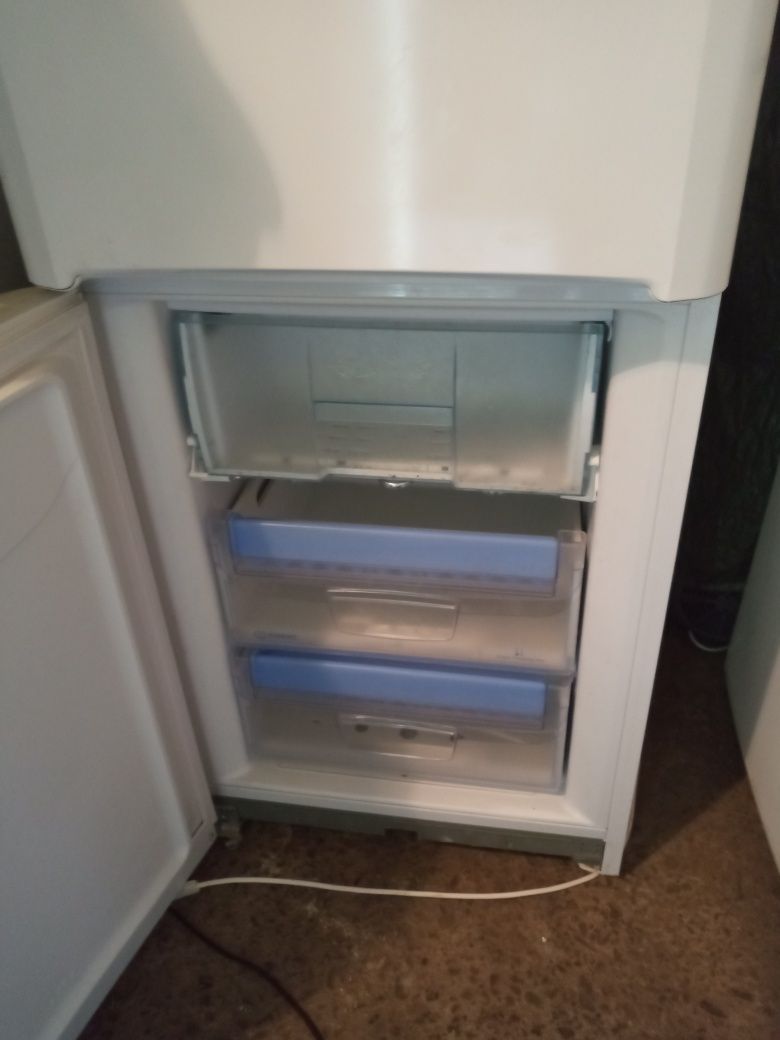 Холодильник Indesit