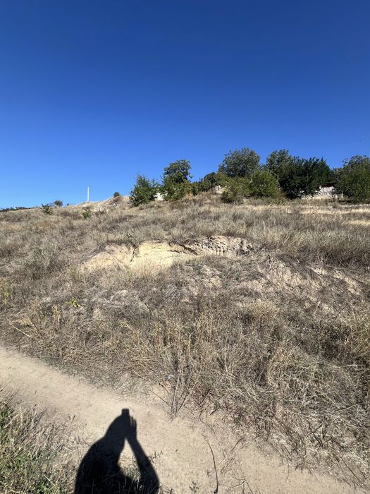 Продам землю в Бугском возле речки