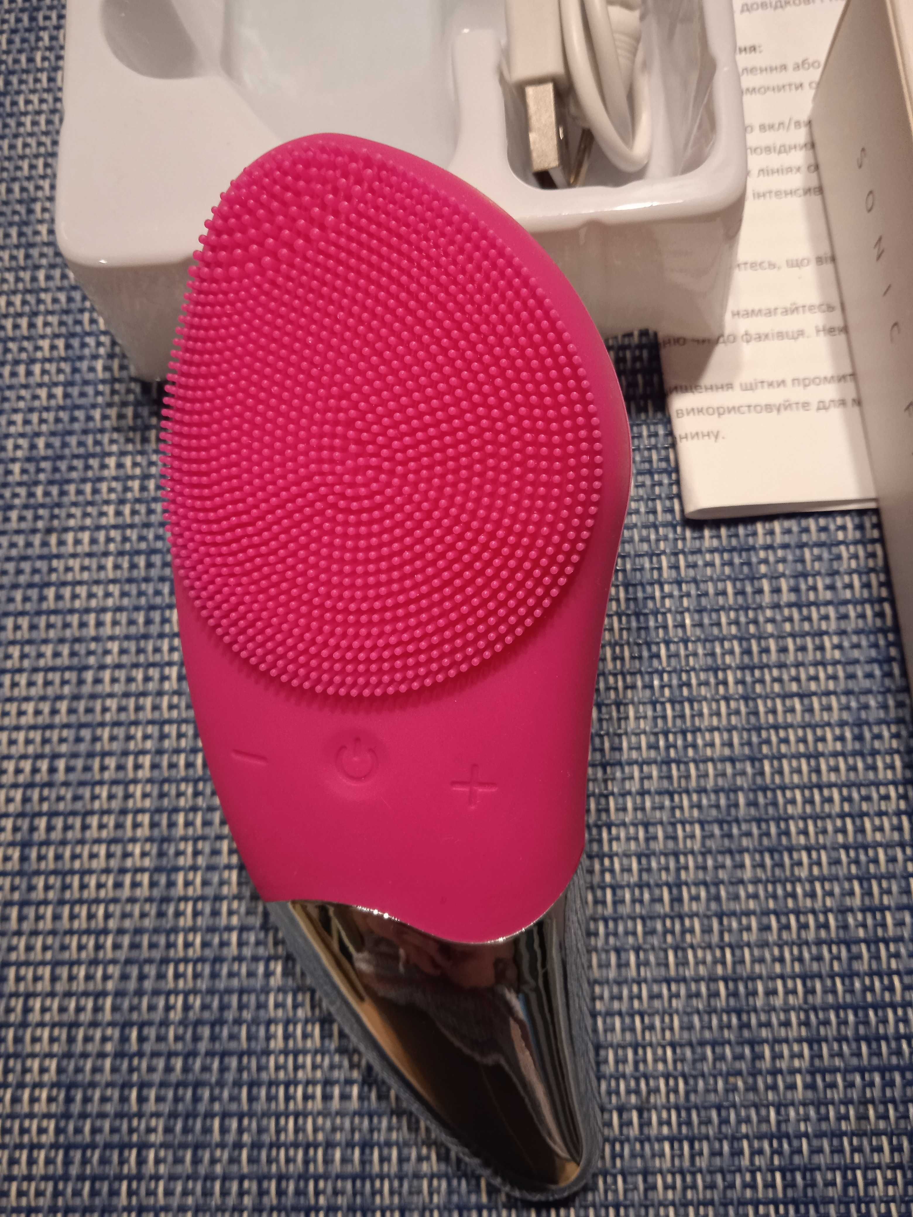 Щëтка косметическая Sonic Facial Brush электрическая.