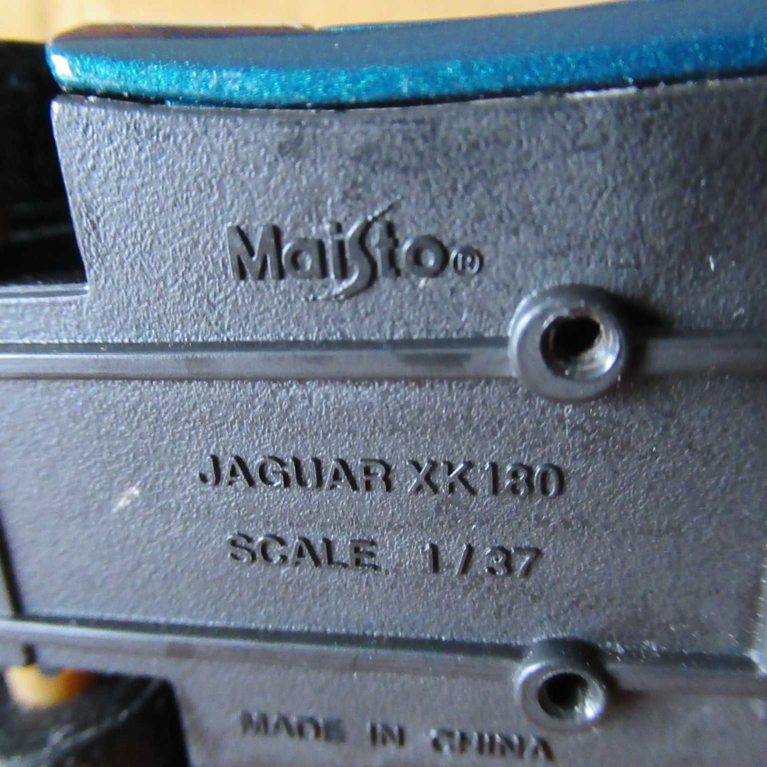 (117/11)-jaguar XK 180 em metal esc,1;37 Maisto em bom estado