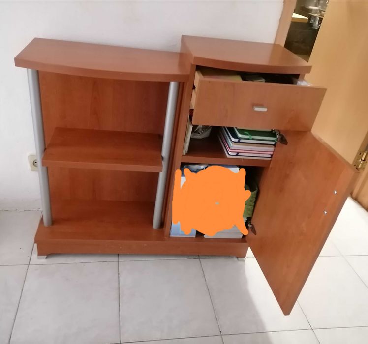 SUPER baixa de preço URGENTE. Cómoda e consolaCadeira ikea e mesa.