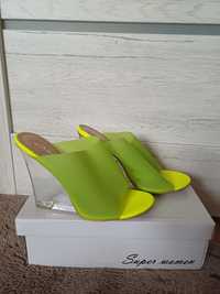 Neonowe żółte zielone buty klapki na koturnie przeźroczystym Juliet
