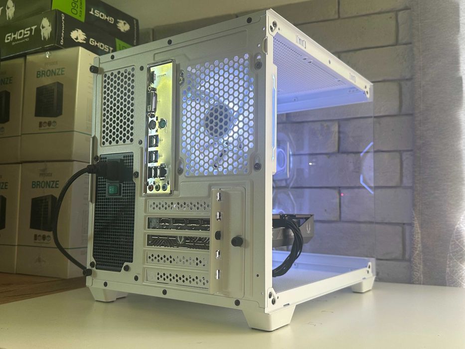 Nowy Komputer Gamingowy RTX 5060 Ryzen 5 16GB RAM Biały Akwarium FV23%