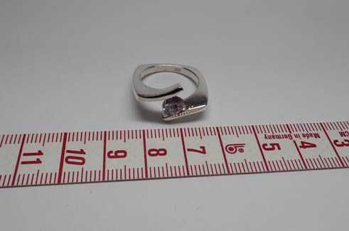 Srebrny pierścionek fioletowy kamień zachodząca ozdoba R.16