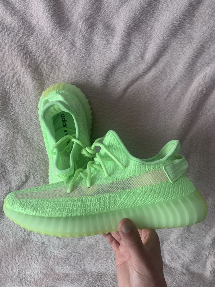 Yeezy glow 40 2/3