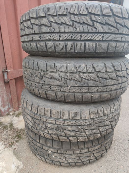 Продам шини 215/60R17.