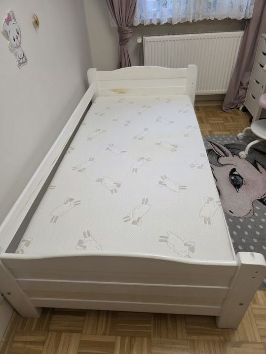 Drewniane łóżko z szufladą