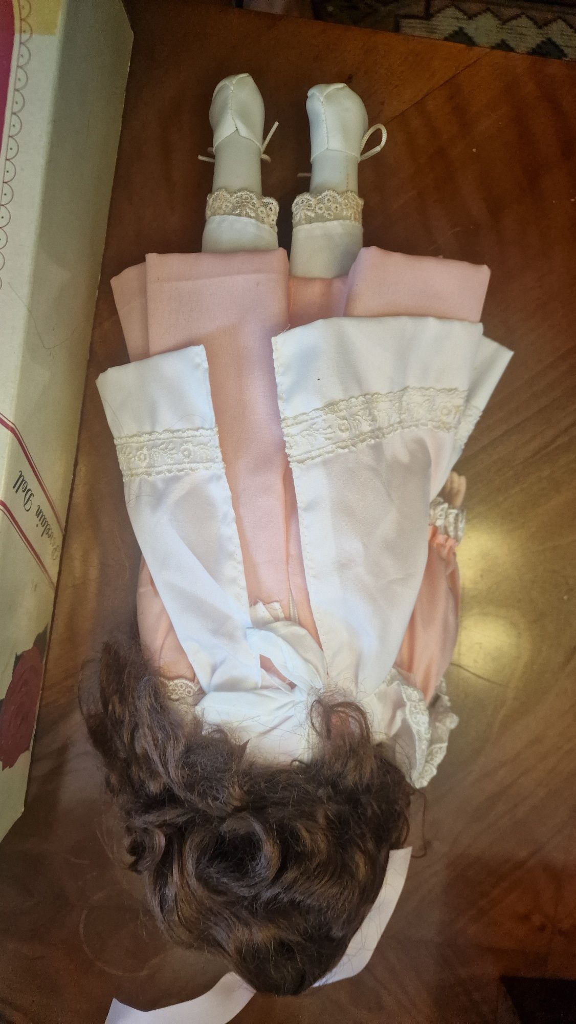 Boneca de porcelana antiga