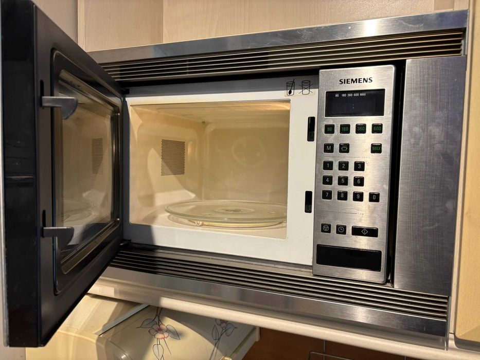 Kuchenka mikrofalowa Bosch, 800 W- Rezerwacja