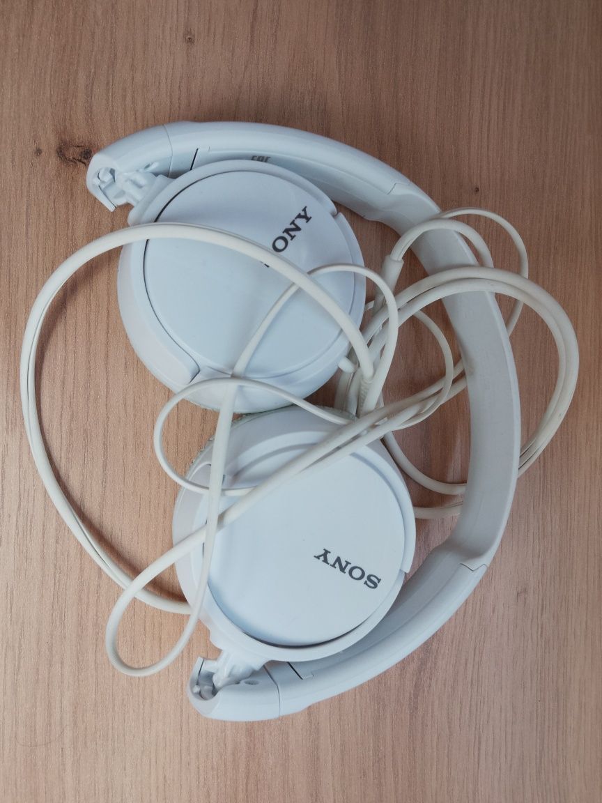 Słuchawki sony białe i czarne