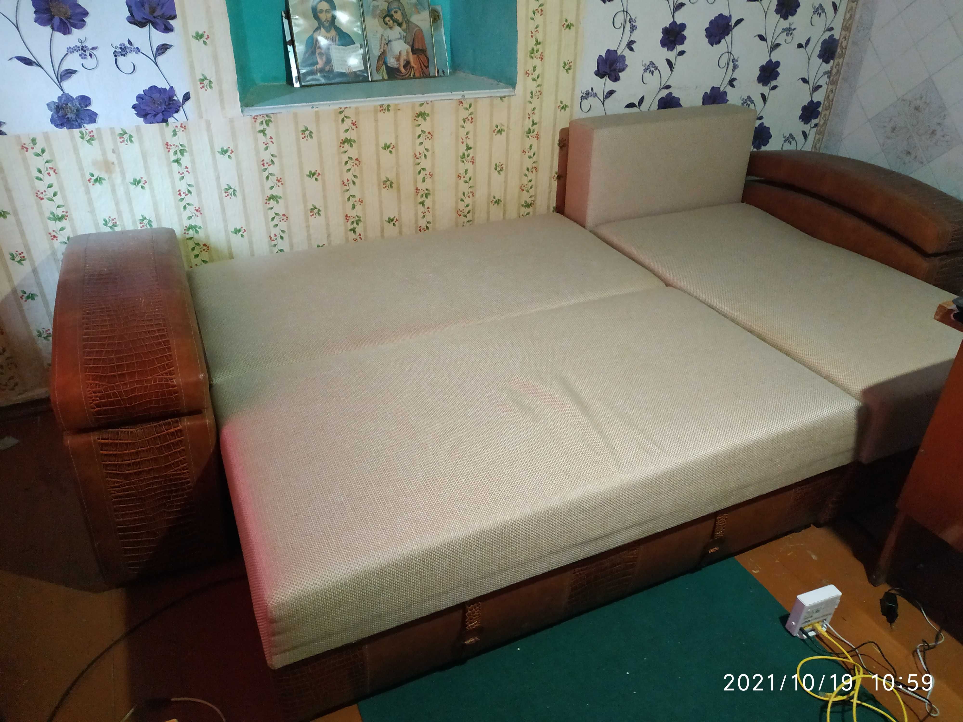 Продам диван  розкладний двухспальний стан нового