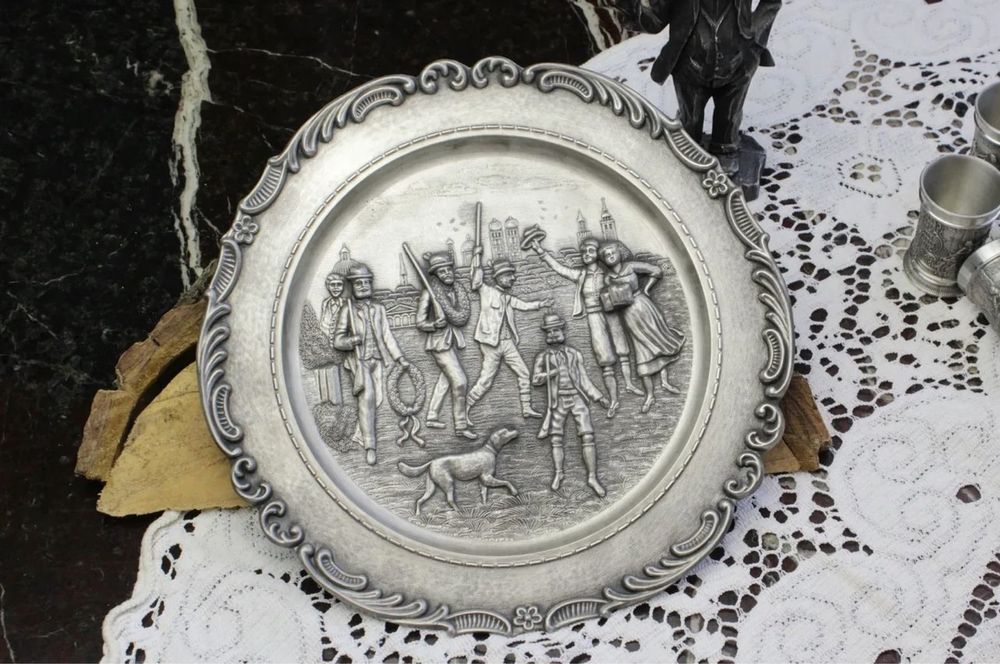 Антикварная коллекционная тарелка олово с изображением охотники