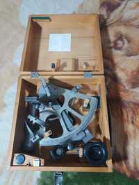 Um sextante de navegação com caixa