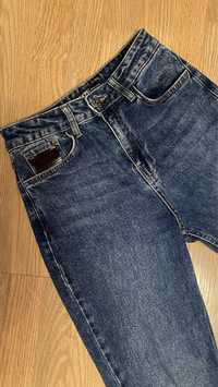 Женские джинсы мом