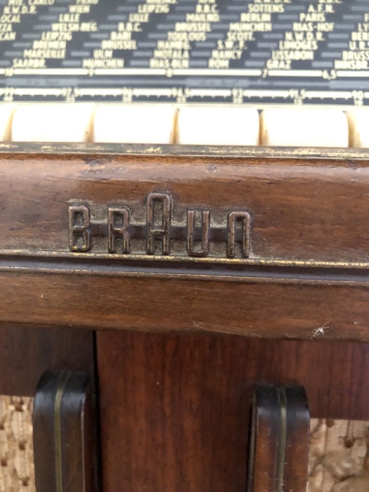 Rádio antigo em madeira