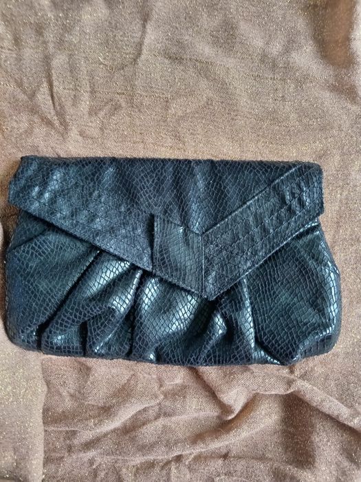 Kopertówka do ręki. Kolor czarny długość 23 cm wysokość 14 cm. Kolor.