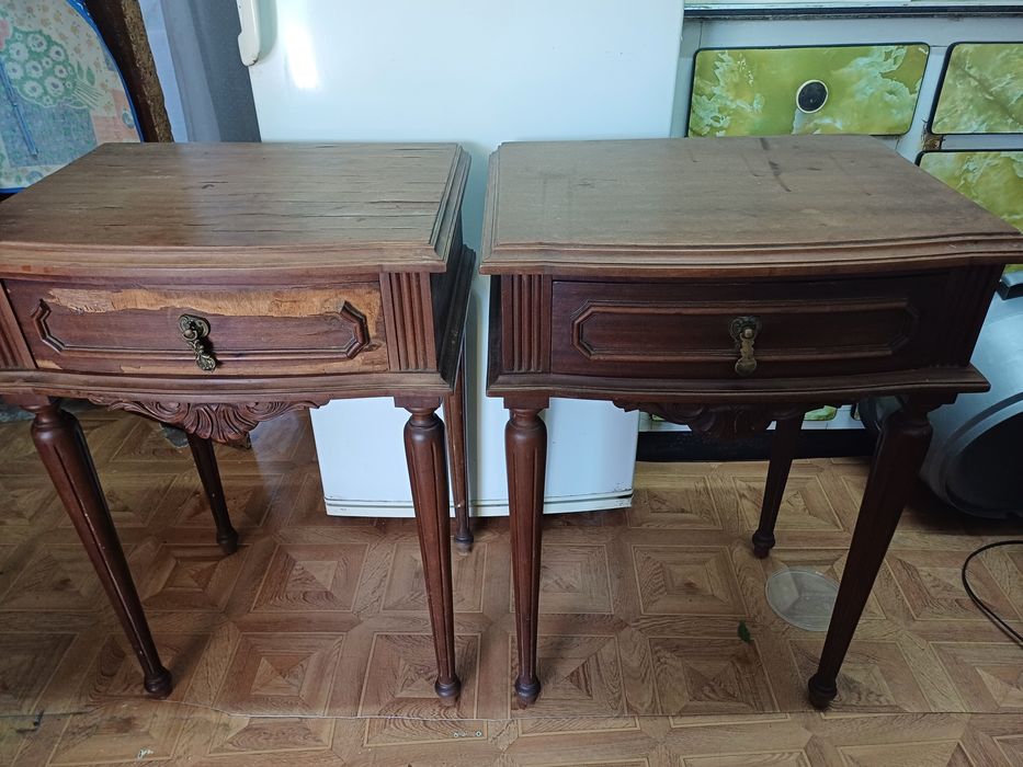 Conjunto de duas mesinhas de cabeceira