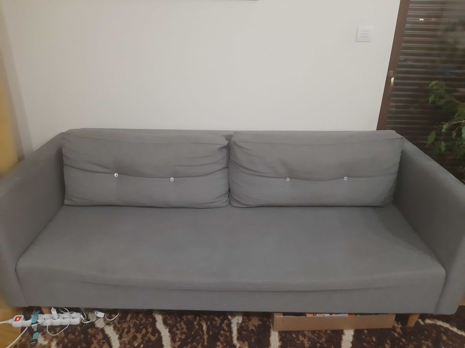 Sprzedam kanapę w kolorze szarym