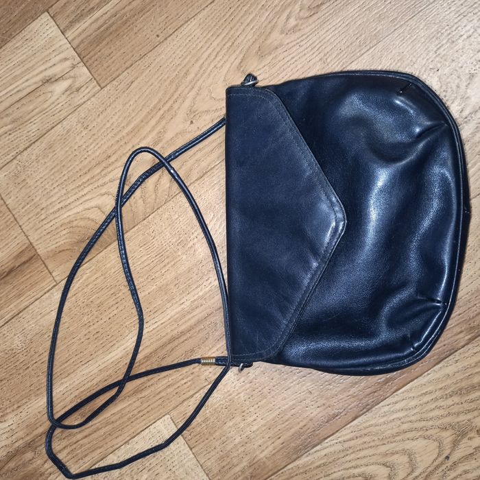 женская кожаная сумка на длинном ремне