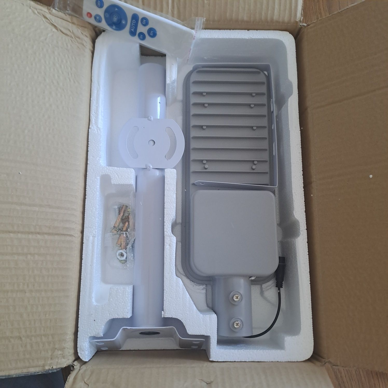 Nowa zewnętrzna lampa uliczna solarna z pilotem w zestawie