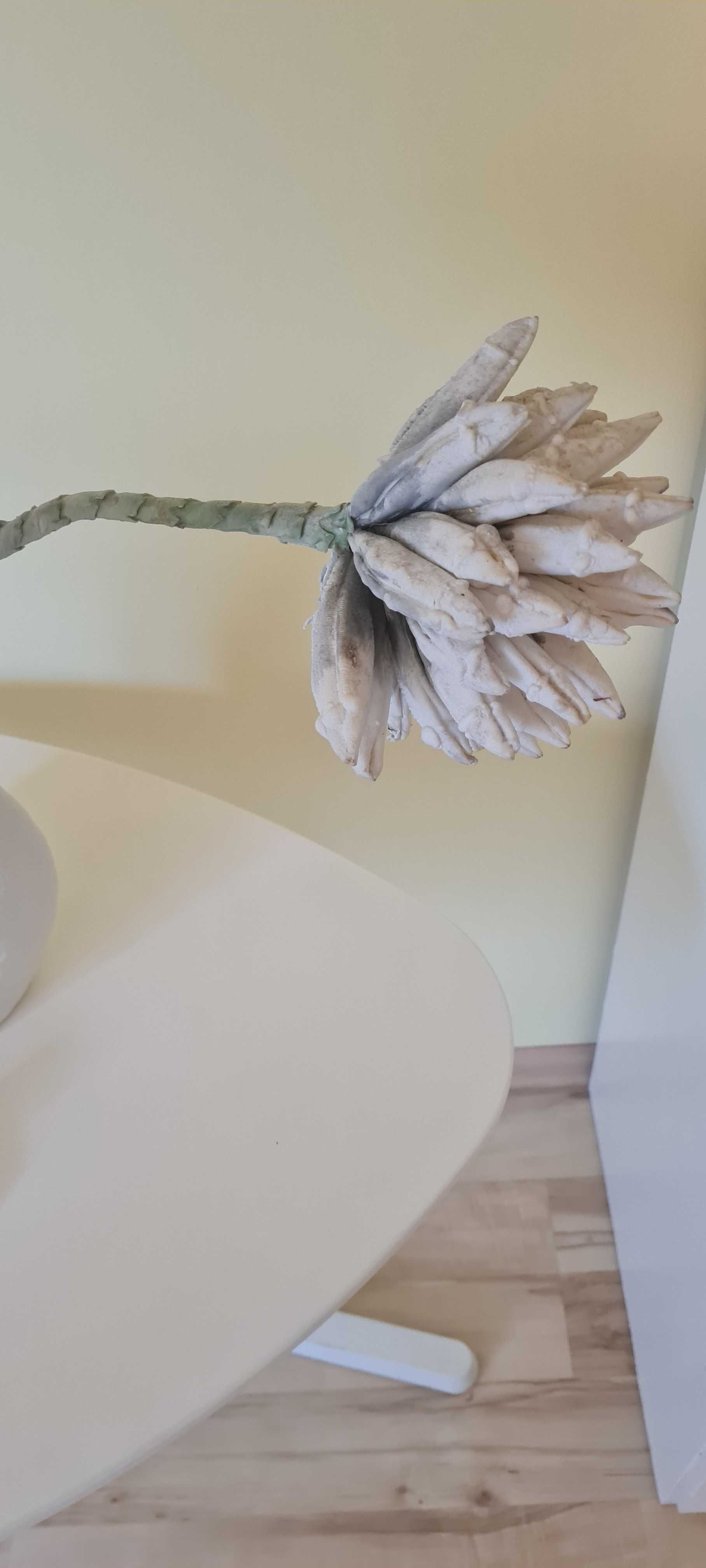 Wazon ceramiczny z przykrywką + kwiat sztuczny gratis