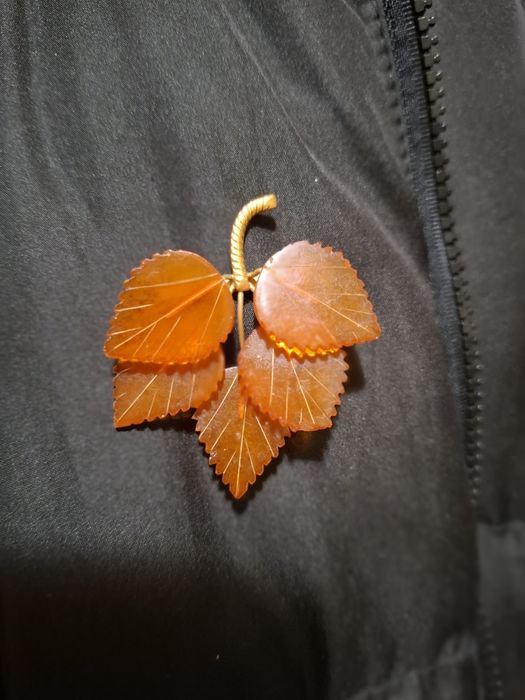 Продам брожу, веточка из янтаря ,Калининградский завод СССР.