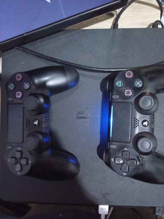 PlayStation 4 1 tera,2 comandos originais e  2 jogos