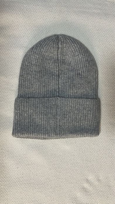 Gorro Prada Cinza