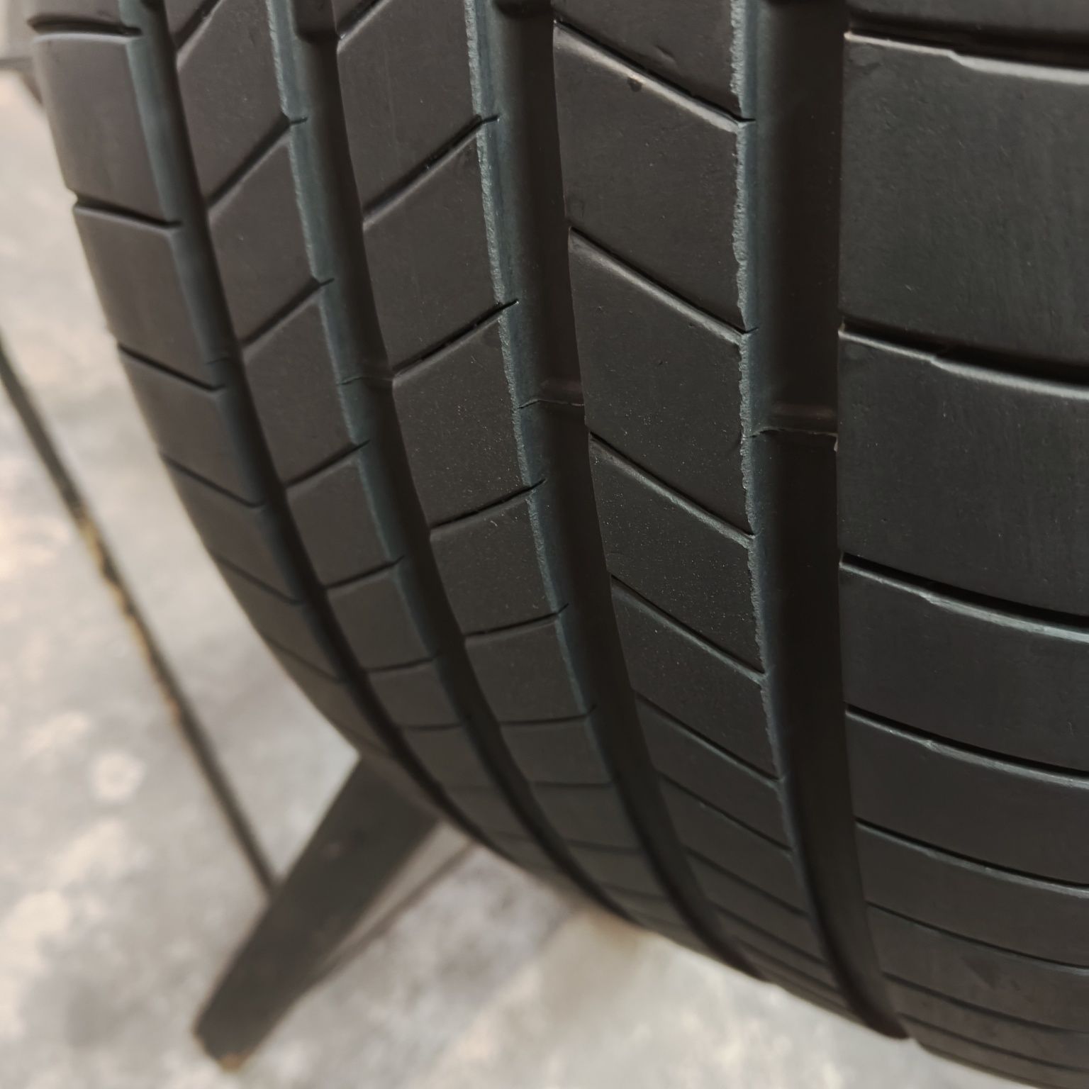 255/40/21 XL Sprzedam parę opon letnich Bridgestone