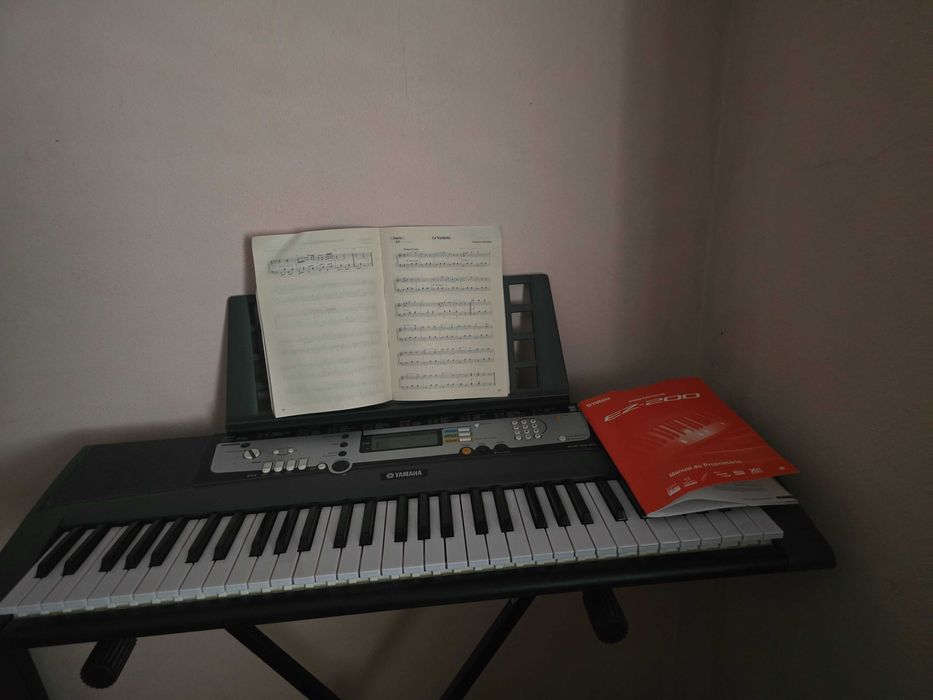 Teclado keyboard Yamaha EZ-200