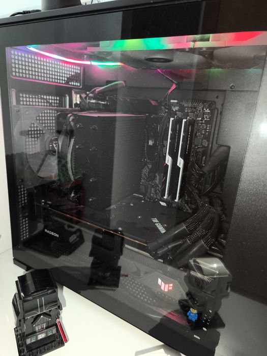 Computador desktop gaming muito estimado com caixa com LCD.